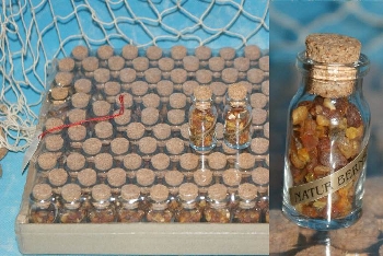 Kleine Glasflasche mit Bernstein gefüllt ca.4,5x2cm