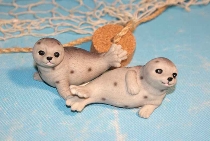 Seehunde 2-fach sort. Polystone ca.10x4x5cm