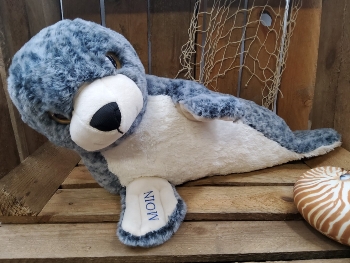 Plüsch Seehund auf Seite liegend mit Moin gestickt
