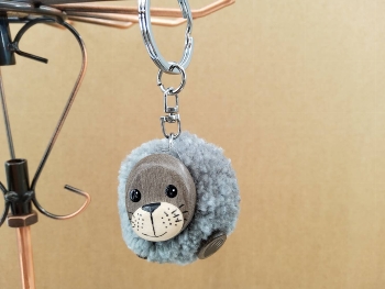 Schlüsselanhänger Pompom Seehund grau