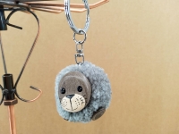 Schlüsselanhänger Pompom Seehund grau