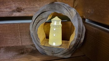 Weiße Keramik LT in Holzrahmen mit Licht